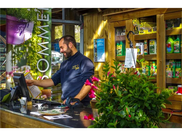 Teammitglied im Bereich Kasse